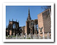 Ковентри. Руины старого собора (XIV в.) и новый собор (Бэзил Спенс, 1951 – 1962).
